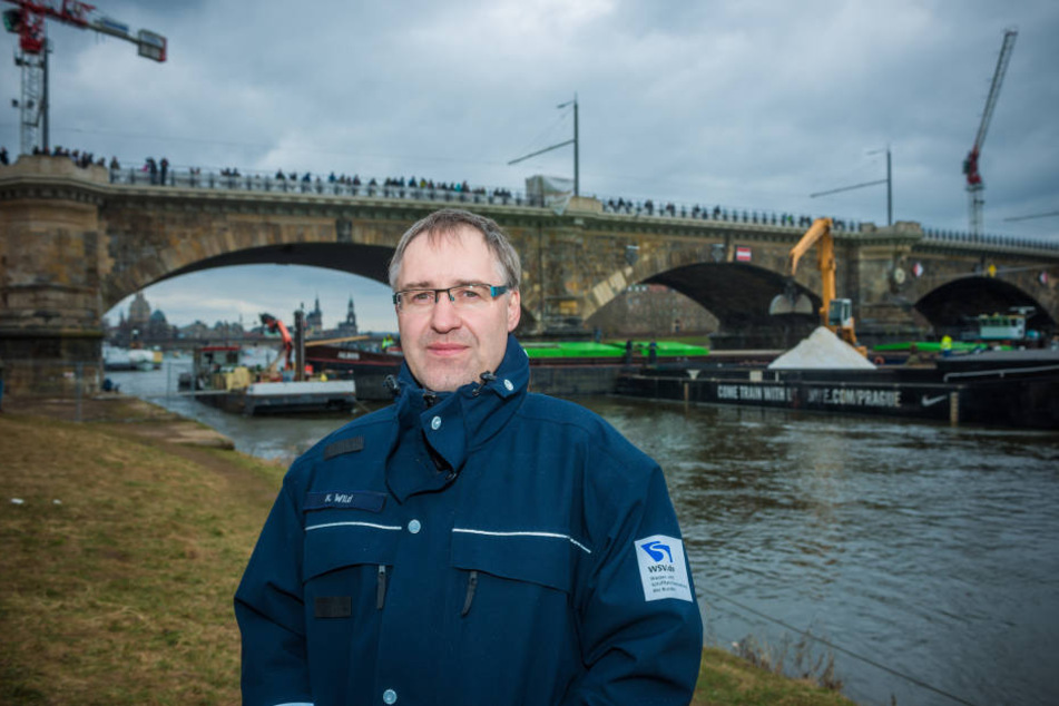 Karsten Wild (43) stellvertretender Amtsleiter des Wasser- und Schifffahrtsamtes in Dresden, bestätigte den Abbruch der Baggerarbeiten am Dienstagmittag.