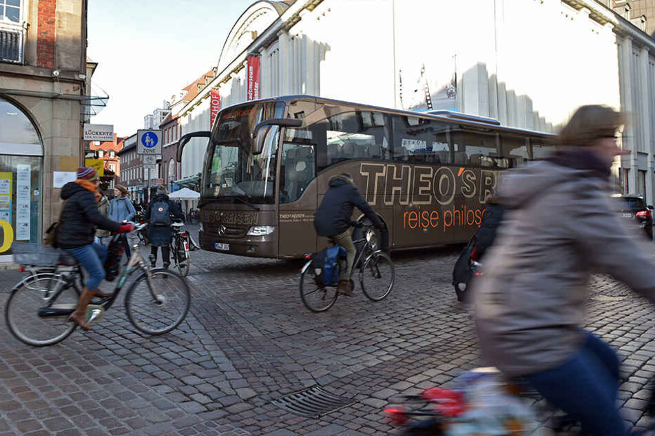Ein Reisebus versperrt die Einfahrt zur Fußgängerzone in Münster.