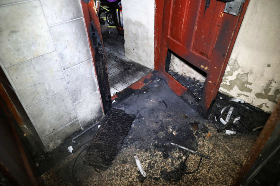In der Nacht zum 31.12.2016 hat es im Eingangsbereich des Hauses in der Jahnstraße gebrannt.