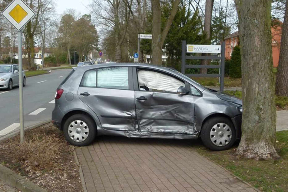 Völlig verbeult war der VW Golf nach dem Unfall.
