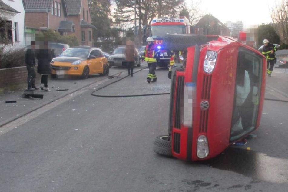 Der Fahrer musste aus dem Wagen vom+n einem Rettungssanitäter befreit werfen.
