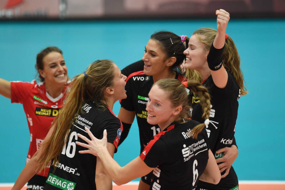 Das DSC-Quartett Lenka Dürr (v.l.) Brie King, Milica Kubura, Kadie Rolfzen und Camilla Weitzel freuten sich ausgelassen über den ersten Saisonsieg in Suhl.