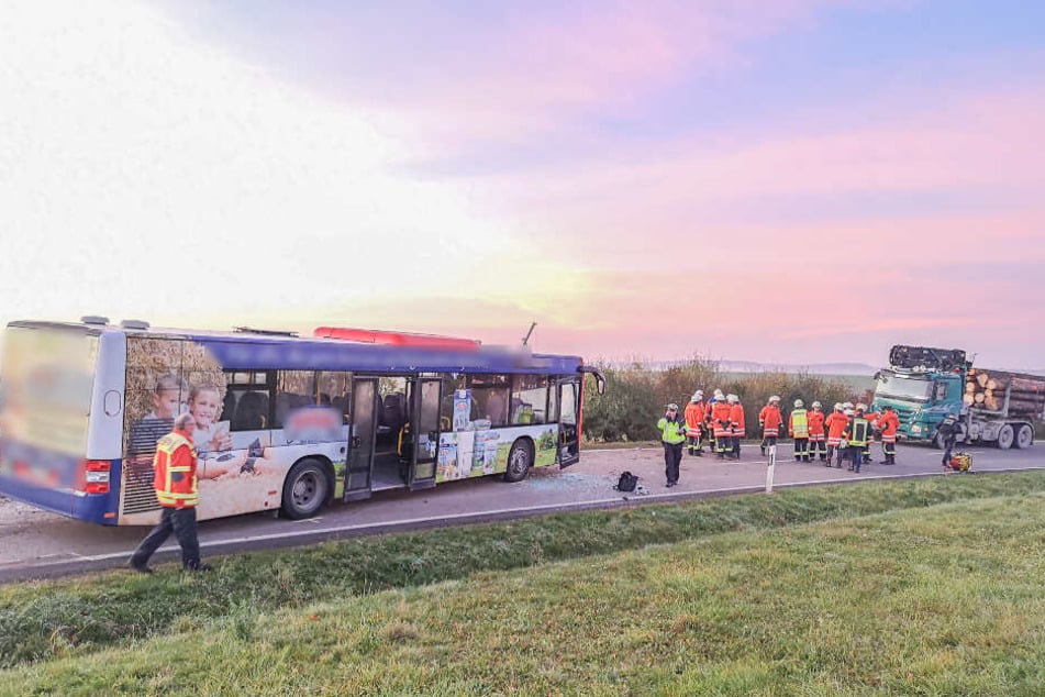 Einsatzkräfte an der Unfallstelle.