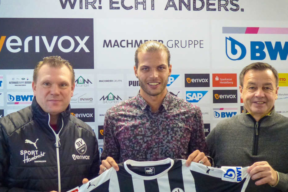 Dennis Diekmeier (Mitte) wird bei seinem neuen Verein SV Sandhausen vorgestellt.