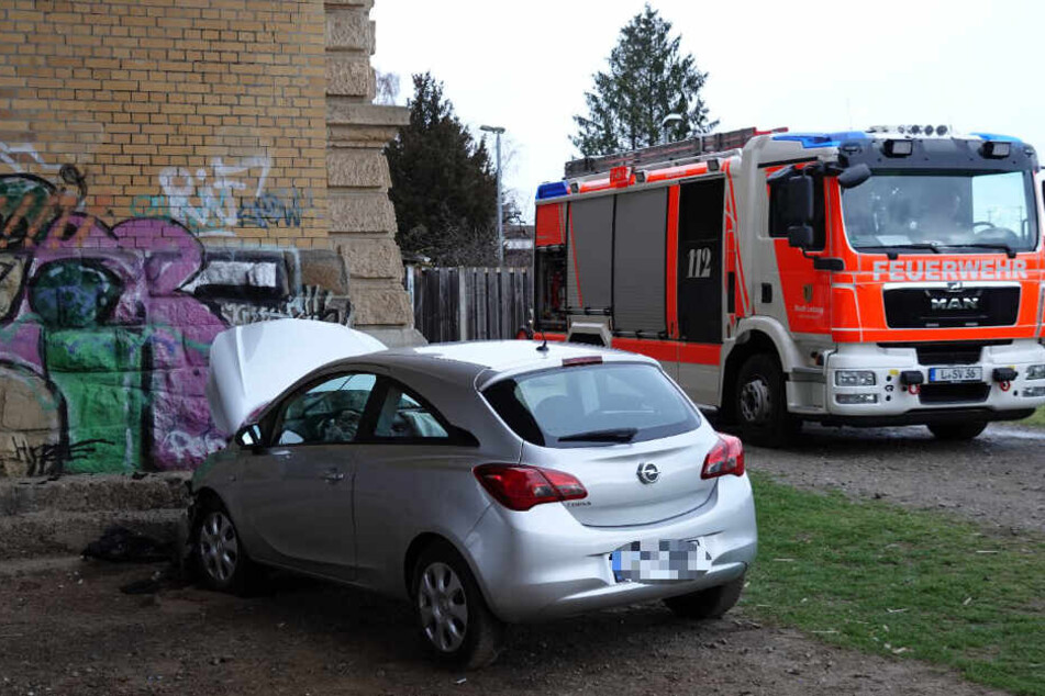 Im Leipziger Stadtteil Möckern ist ein 85-Jähriger mit seinem Auto gegen einen Pfeiler des dortigen Viadukts gerauscht.