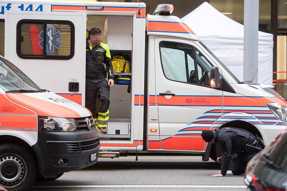 Die beiden verletzten Frauen wurden von Rettungskräften in ein Krankenhaus gebracht. (Symbolbild)