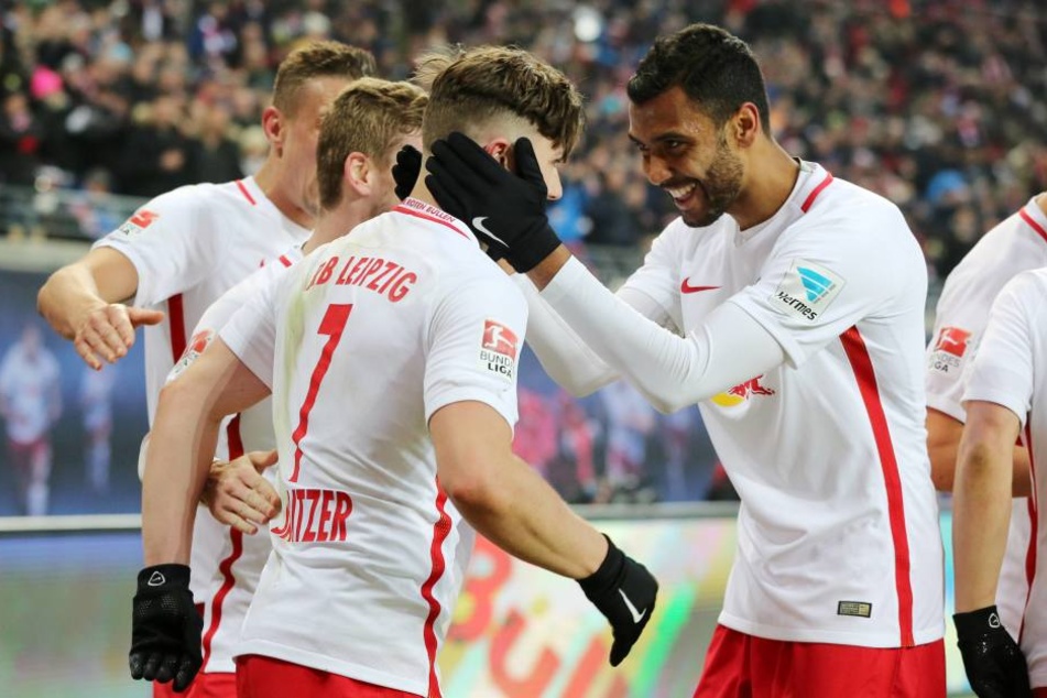 Sabitzer und Verteidiger Compper beim jubeln. Die Leipziger wollen auch am Samstagabend etwas Zählbares aus Dortmund entführen.
