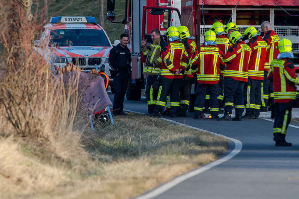 Die Feuerwehr schirmte den Fundort gegen neugierige Blicke ab.