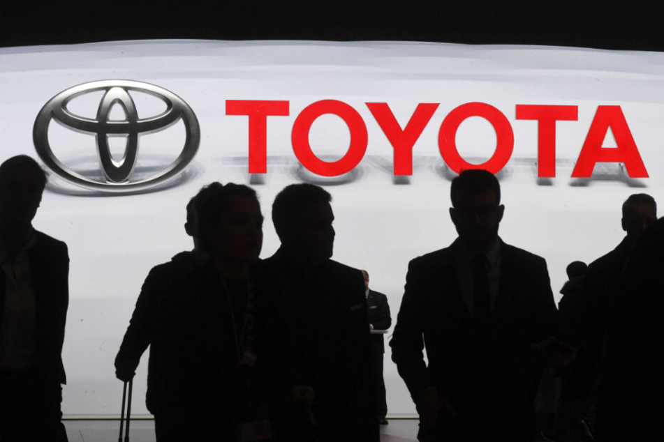 Ein Logo des Autoherstellers Toyota auf dem 89. Genfer Autosalon.