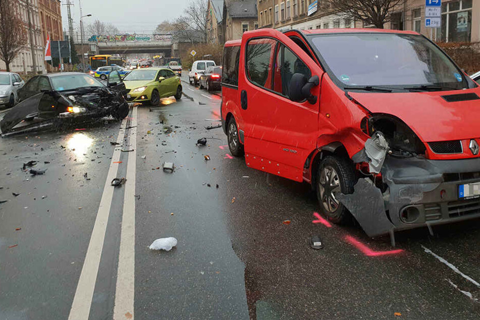 Ein BMW hatte offenbar einen Transporter gerammt.