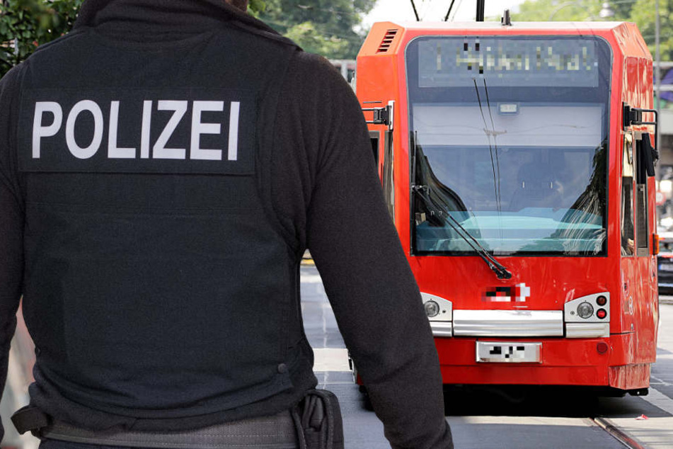 An einer Haltestelle konnte der Mann den Polizisten zunächst entkommen (Symbolbild).