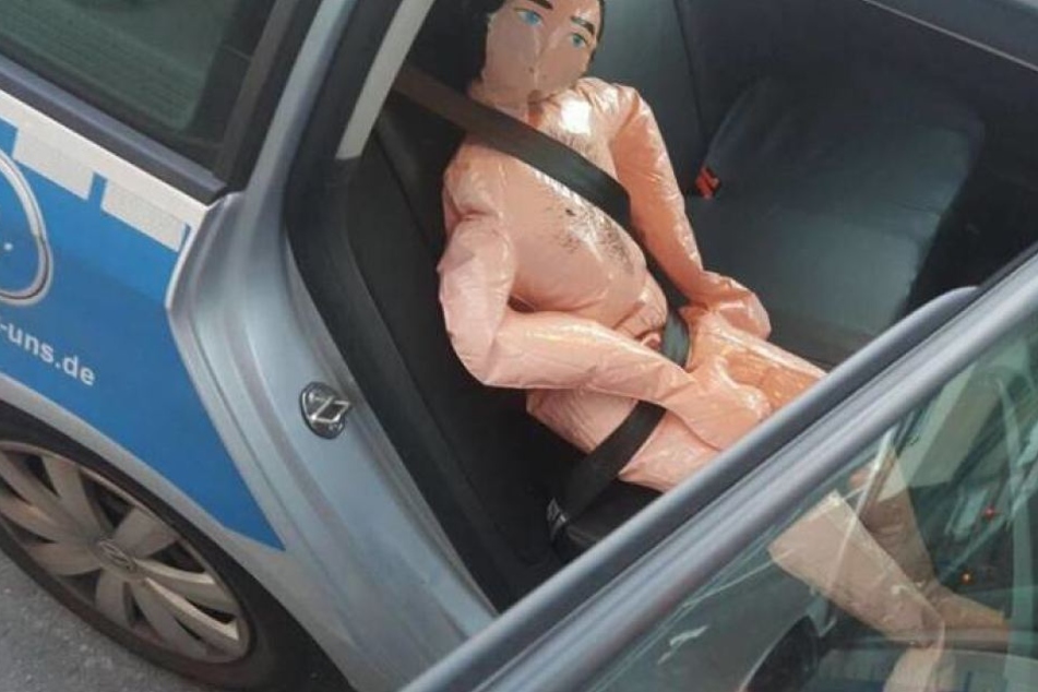 Diese Gummipuppe hielten einige für eine leblose Person und riefen deshalb die Polizei.