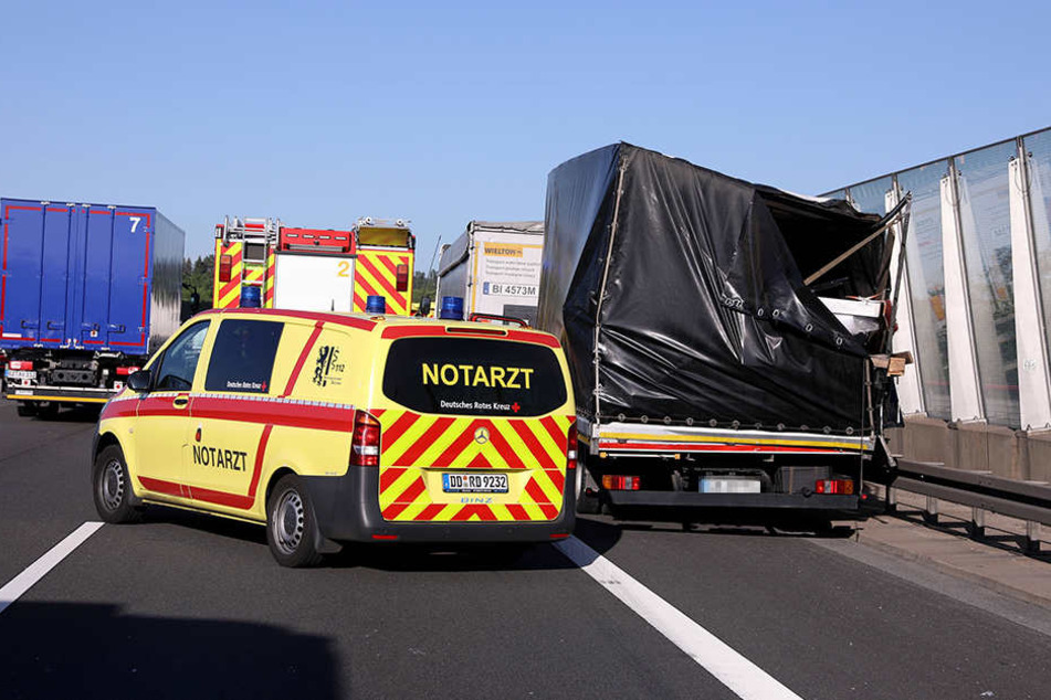 Wegen des Unfalls kommt es zu Stau.