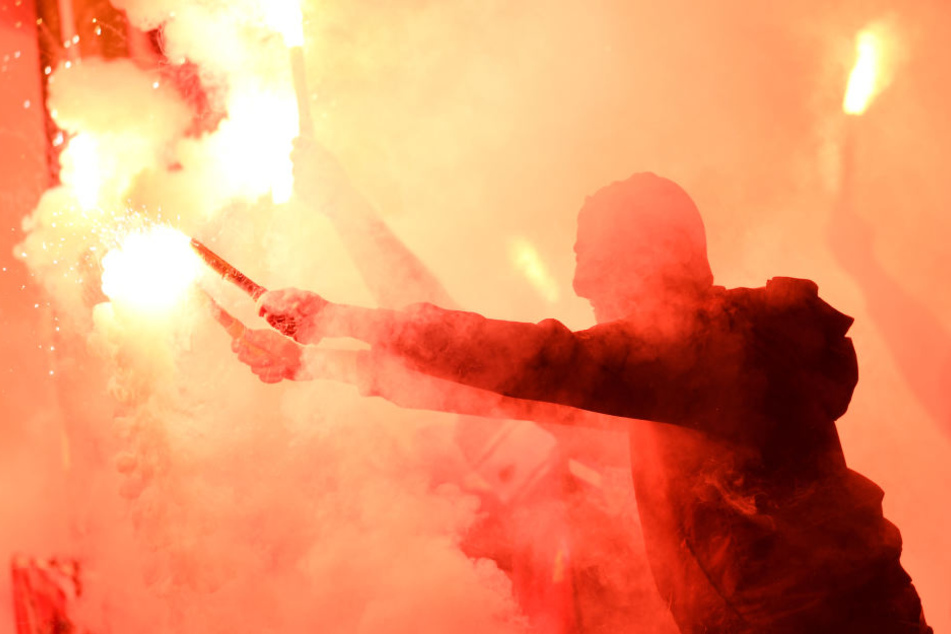 Den Ermittlungen zufolge gehören die Verdächtigen der Ultraszene des 1. FC Kaiserslautern an. (Symbolbild)