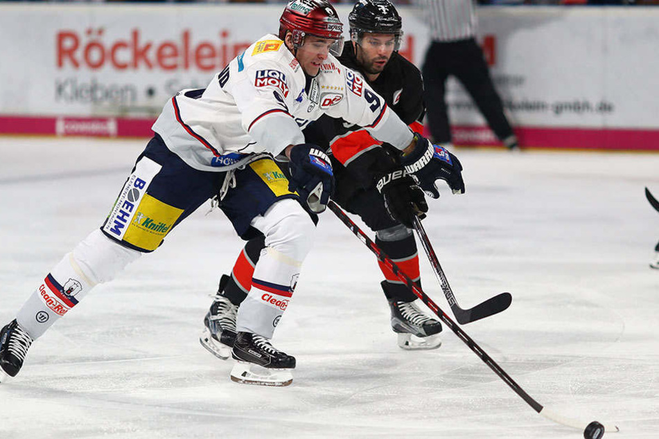Eisbär Danny Richmond im Kampf um den Puck.