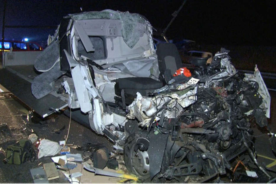Das Auto rutschte am Montagmorgen unter den Sattelauflieger und fing Feuer.