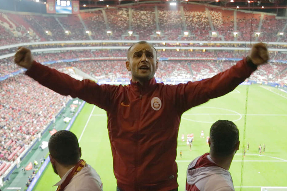 Ein Capo peitscht die Galatasaray-Fans an.