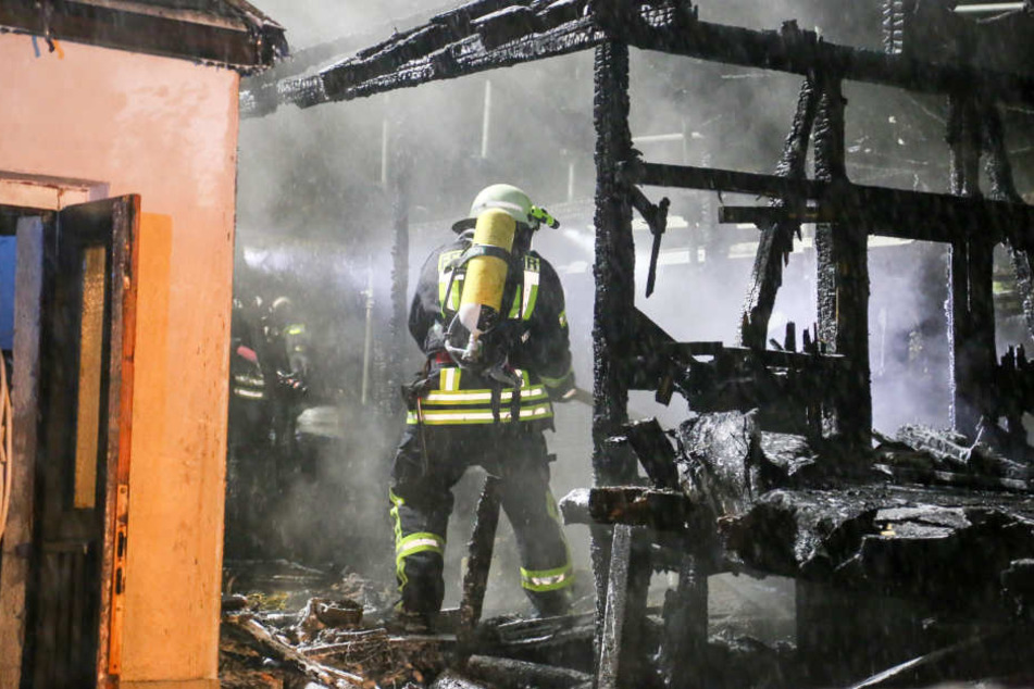 Die Feuerwehr löschte den brennenden Schuppen unter schwerem Atemschutz.