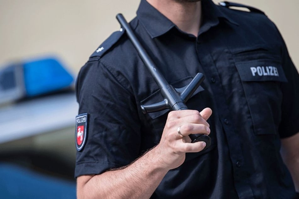 Die Polizei konnte nur noch die Scheiben einschlagen (Symbolbild).