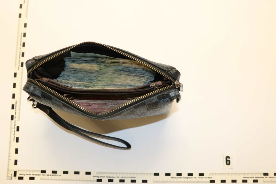 Die Einsatzkräfte fanden knapp 6000 Euro in szenetypischer Stückelung aus 10-, 20- und 50-Euro-Scheinen.