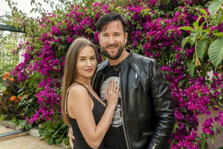 Schaut doch mal wie süüüüß die sind. Schlagersänger Michael Wendler (47) und seine To... äääh, Freundin Laura Müller (18).