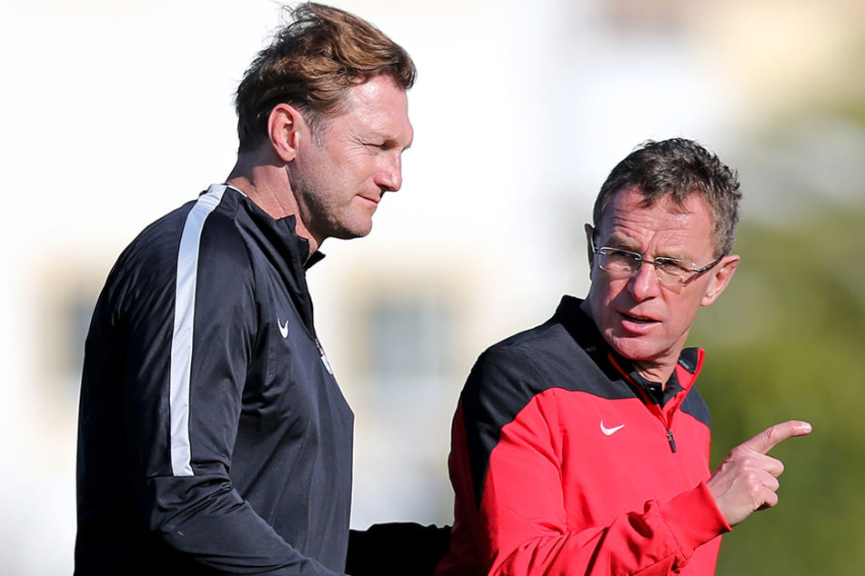 Wenn es nach Ralf Rangnick (r.) geht, bleibt Ralph Hasenhüttl (l.) Coach von RB Leipzig.
