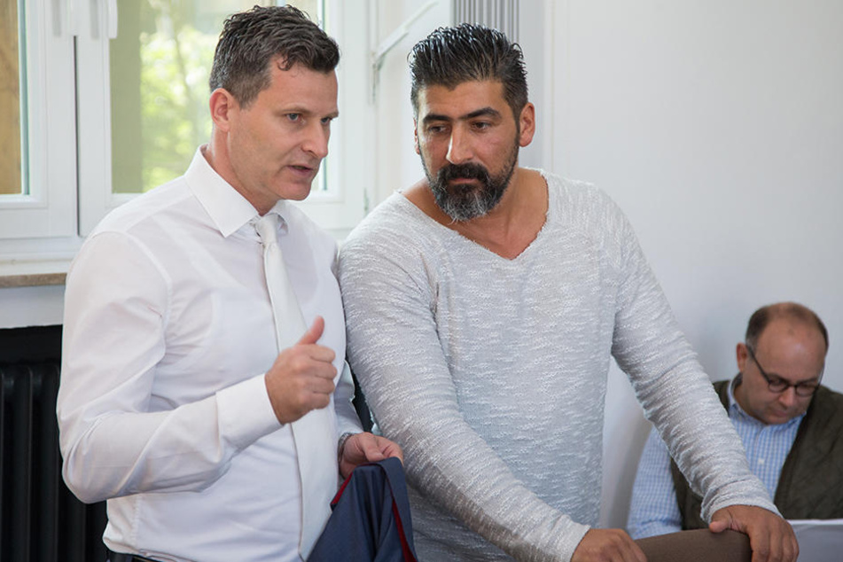 Verteidiger Detlev Binder (l) und sein Mandant Hüseyin Ercan im Amtsgericht in Herford.