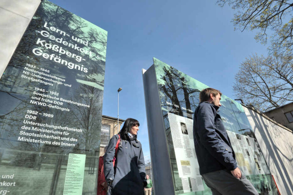 Das gläserne Denkmal zeigt die Geschichte des Stasi-Knastes von der Nazi-Zeit bis zum Ende der SED-Diktatur.