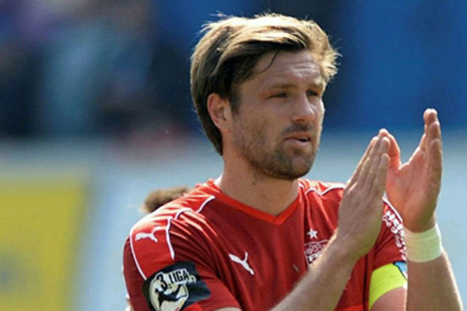 Dieser Mann hat viel Beifall verdient! Ronny König klatscht den mitgereisten
FSV-Fans zu.