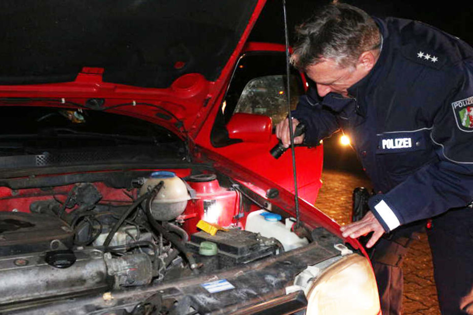 Dirk Albrecht von der Polizeiwache Löhne wirft einen genauen Blick in den roten Golf, den sie aus dem Verkehr gezogen haben.