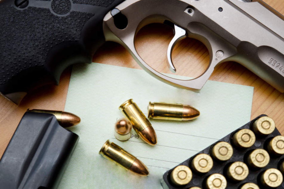 Die Polizei fand bei dem 47 Jahre alten Mann über 70 verschiedene Waffen. (Symbolbild)