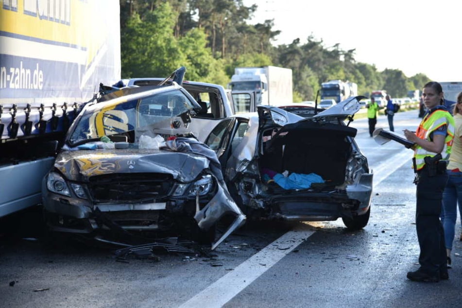 Bei einem Massencrash auf der A6 sind zwei Menschen ums Leben gekommen. Neun weitere wurden schwer verletzt.