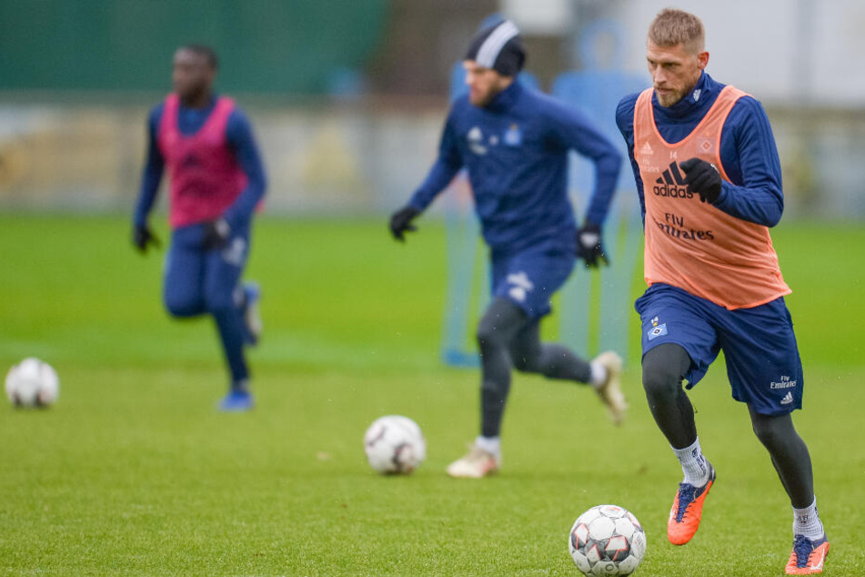 HSV-Kapitän Aaron Hunt (rechts) steht nach seiner Verletzungspause wieder auf dem Trainingsplatz.