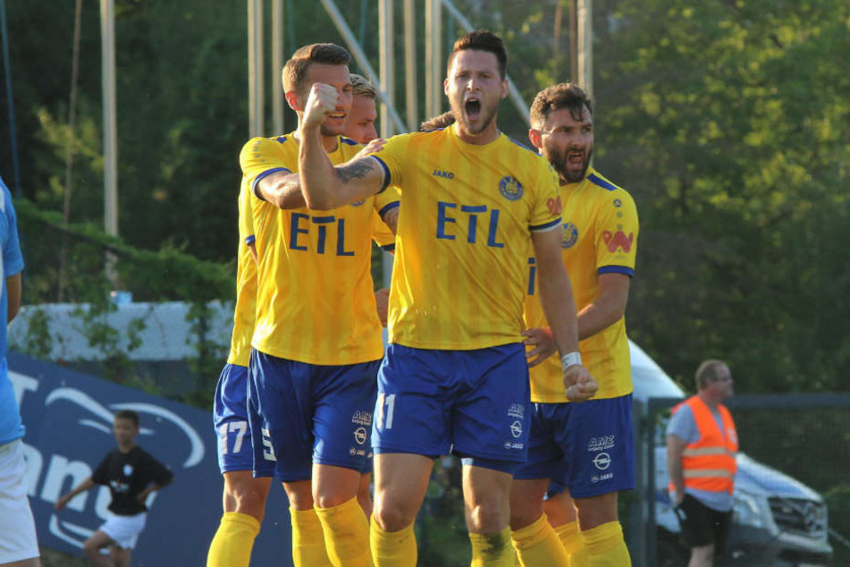 Glück gehabt! Neben Ryan Malone (mit Siegerfaust) traf auch Nils Gottschick beim 2:1-Sieg in Fürstenwalde. (Archivbild)