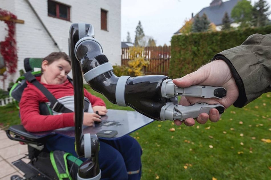 Fester „Händedruck“ dank Robo-Arm: Mit Jacos Hand kann Noah seine Besucher
sogar mit Handschlag samt Händeschütteln begrüßen.