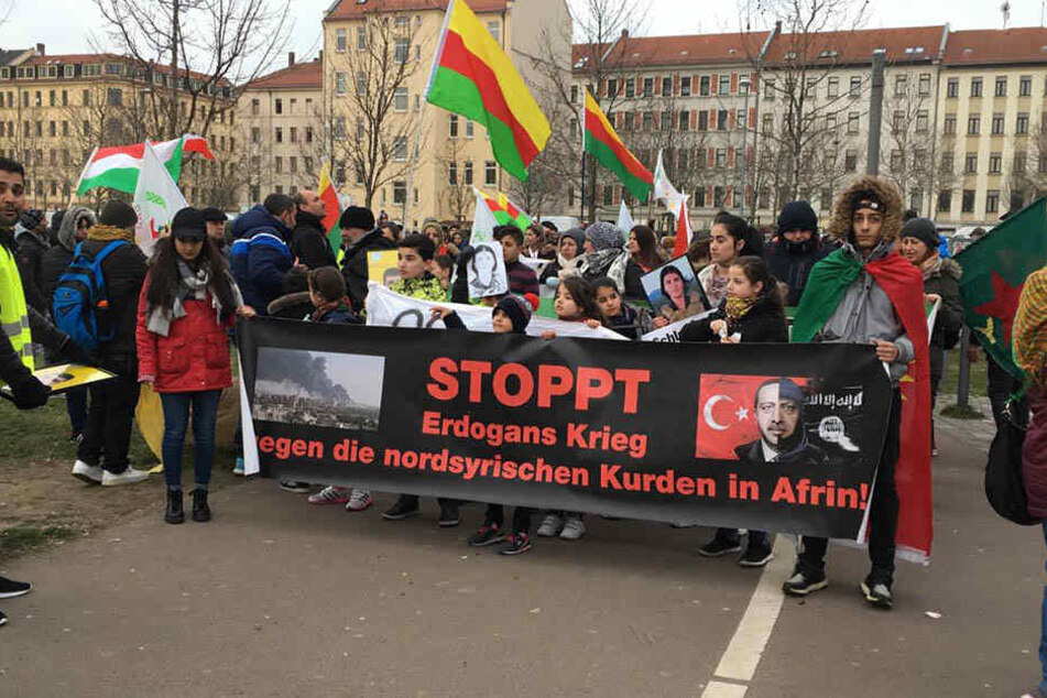 Die Demonstranten zeigten unter anderem Bilder der Todesopfer, die durch die Truppen Erdogans starben.