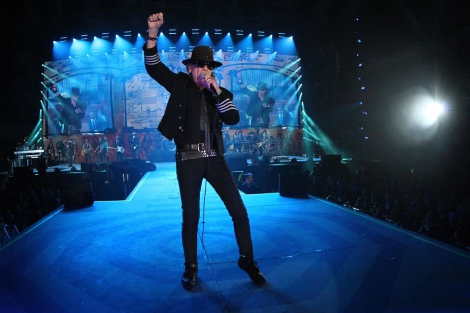 "Es ist so geil wieder bei euch in Sachsen zu sein", tönte der Rocker gleich zur Begrüßung ins Mikro.