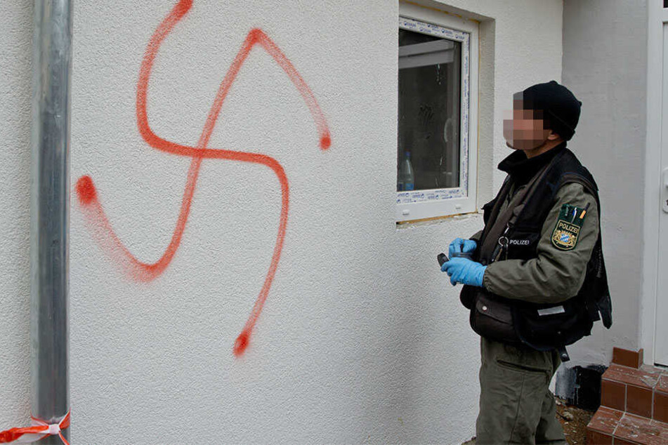 Nicht zum ersten Mal wurde eine Flüchtlingsunterkunft Opfer von Nazi-Parolen. (Symbolbild)
