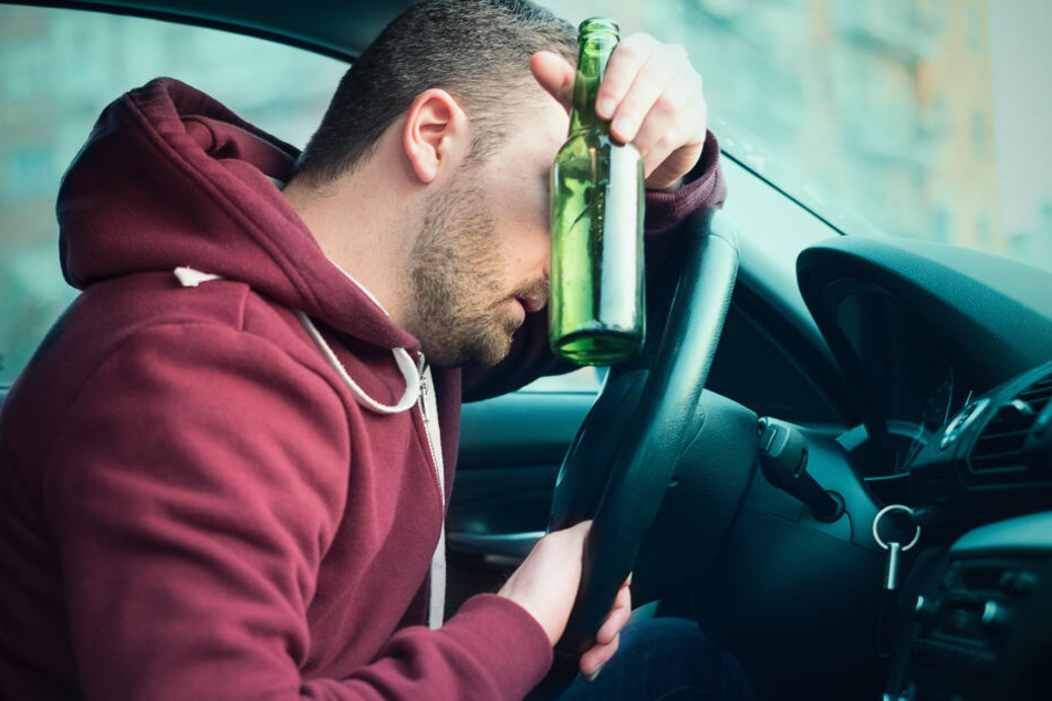 Vor Ort konnte bei dem Fahrer eine starke Alkoholisierung festgestellt werden. (Symbolbild)
