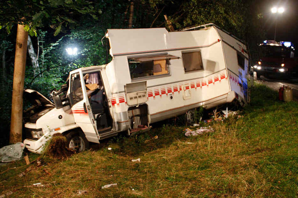 Erst wurde das Wohnmobil von einem Baum durchbohrt und krachte dann gegen einen zweiten.