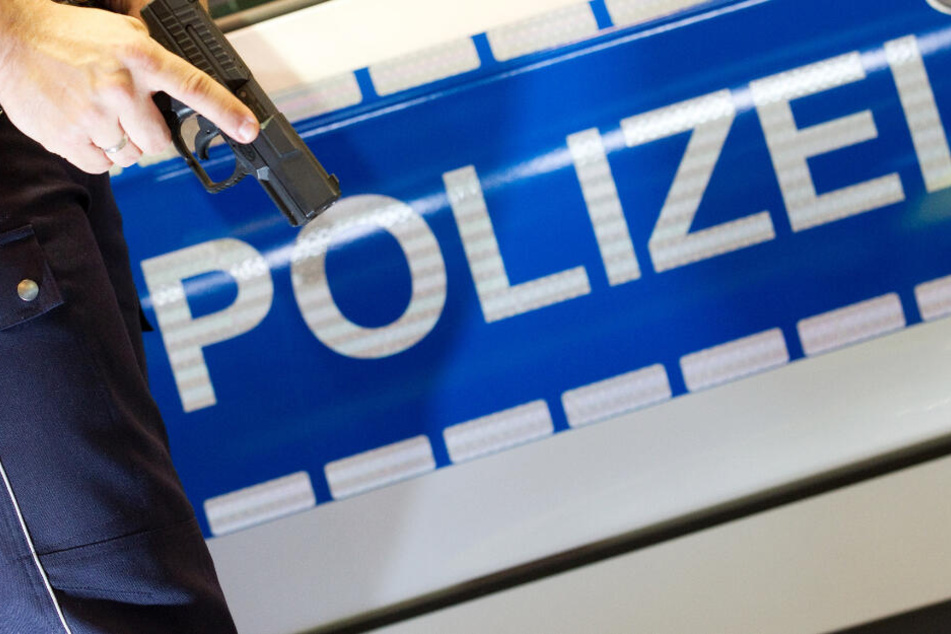 Die Polizei fahndet nach dem Räuber und sucht Zeugen (Symbolbild).