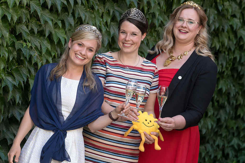 Freuen sich auf die Dresdner Weinliebhaber: Die Weinköniginnen Carolin Klöckner (22, v.l.), Franziska Aatz (28) und Maria Lehmann (28).