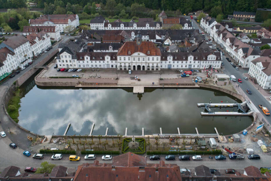 Eine Drohne zeigt den Hafen von oben.
