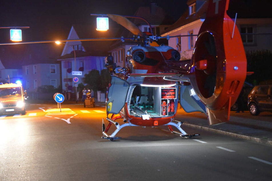 Insgesamt zwei Rettungshubschrauber waren im Einsatz und flogen den lebensgefährlich verletzten Fahrer, sowie einen schwer verletzten Insassen in Krankenhäuser.
