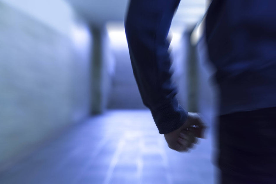 Offenbar war der 39-Jährige mit der Pflege seines kranken Vaters überfordert. Deshalb schlug er zu. (Symbolbild)