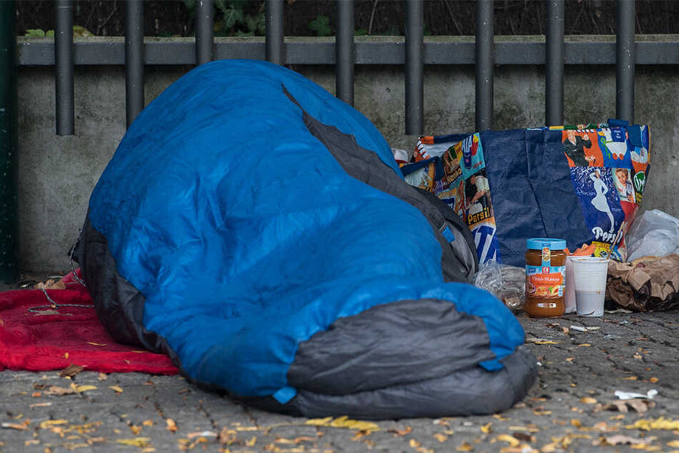 Ein 68-jähriger Obdachloser wurde in Berlin erst bestohlen, dann beraubt. (Symbolbild)