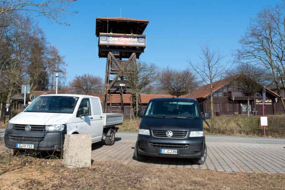 Der Fernblick vor den Toren Zwickaus aus Richtung Werdau kommend. Vorn zu sehen der Granitstein, von dem die Metall-Hinweisplatte geklaut wurde.
