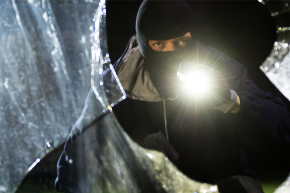 Die Männer drangen in das Haus ein und überwältigten die Bewohner (Symbolbild).