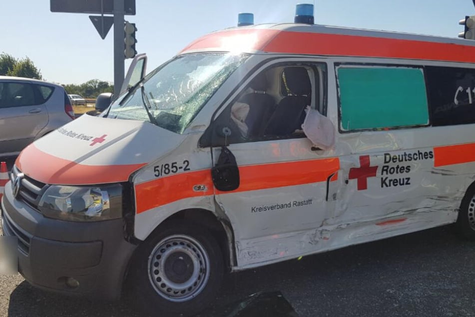 Der völlig demolierte Rettungswagen.