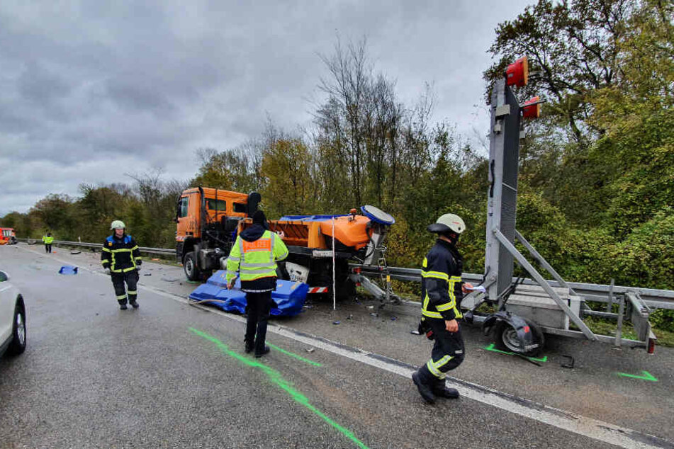 Die A5 ist an der Unfallstelle voll gesperrt.